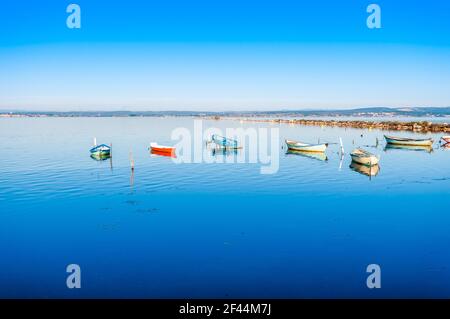 Bateaux de pêche sur le lagon de Thau à Sète en occitanie France Banque D'Images