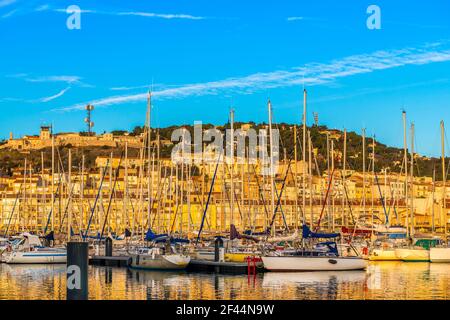 Port de plaisance de Sète au lever du soleil, matin calme, à Herault, Occitanie, France Banque D'Images