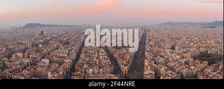 Vue aérienne de drone de centre ville de Barcelone rue vide Avant le lever du soleil en Espagne, matin d'hiver Banque D'Images