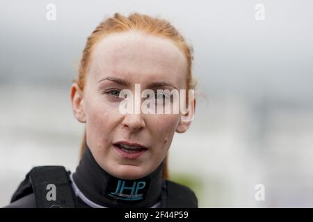 Photo du dossier datée du 04-03-2021, de Jockey Millie Wonnacott pose à l'hippodrome de Taunton. Date de publication : vendredi 19 mars 2021. Banque D'Images