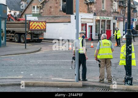 Inverness, Highlands, Écosse, Royaume-Uni. 18 mars 2021: C'est une scène de la reconstruction de l'accident grave et changeant de vie des agents de police suivants les agents de relations publiques de la police sont en appel pour l'information du public après qu'une femme de 57 ans a été grièvement blessée après avoir heurtés avec un camion à Inverness hier, vendredi 12 mars, 2021. Vers 12h45, la femme marchait le long de Southside Road et se croisait sur Crown Street, quand elle est entrée en contact avec un camion Mercedes blanc, qui se tournait vers Crown Street. Credit: JASPERIMAGE / Alamy Live News Banque D'Images