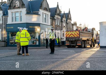 Inverness, Highlands, Écosse, Royaume-Uni. 18 mars 2021: C'est une scène de la reconstruction de l'accident grave et changeant de vie des agents de police suivants les agents de relations publiques de la police sont en appel pour l'information du public après qu'une femme de 57 ans a été grièvement blessée après avoir heurtés avec un camion à Inverness hier, vendredi 12 mars, 2021. Vers 12h45, la femme marchait le long de Southside Road et se croisait sur Crown Street, quand elle est entrée en contact avec un camion Mercedes blanc, qui se tournait vers Crown Street. Credit: JASPERIMAGE / Alamy Live News Banque D'Images