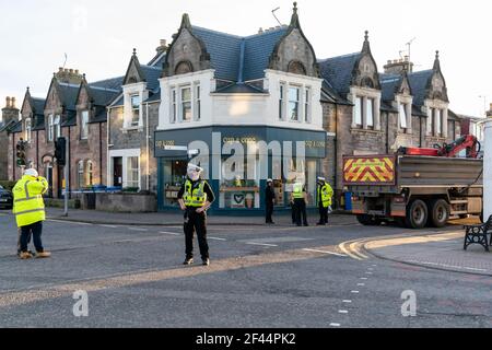 Inverness, Highlands, Écosse, Royaume-Uni. 18 mars 2021: C'est une scène de la reconstruction de l'accident grave et changeant de vie des agents de police suivants les agents de relations publiques de la police sont en appel pour l'information du public après qu'une femme de 57 ans a été grièvement blessée après avoir heurtés avec un camion à Inverness hier, vendredi 12 mars, 2021. Vers 12h45, la femme marchait le long de Southside Road et se croisait sur Crown Street, quand elle est entrée en contact avec un camion Mercedes blanc, qui se tournait vers Crown Street. Credit: JASPERIMAGE / Alamy Live News Banque D'Images