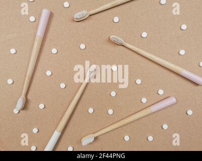 Brosse à dents en bambou et languettes dentaires sur un fond en bois comme un échange libre en plastique. Produits de soins personnels sans gaspillage. Banque D'Images