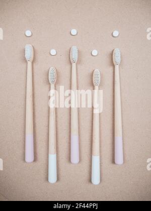 Brosse à dents en bambou et languettes dentaires sur un fond en bois comme échange libre en plastique. Produits de soins personnels sans gaspillage. Banque D'Images
