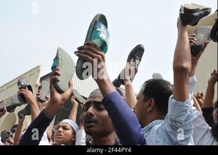 Dhaka, Bangladesh. 19 mars 2021. Des milliers de partisans d'Hifazat-e-Islam se sont rassemblés après les prières de Jumma à la mosquée nationale de Dhaka. Avec leurs chaussures dans les mains, ils se sont accrochés et crièrent: 'modi, tu y retourne', 'modi est un meurtrier', 'modi n'a pas d'entrée au Bangladesh'. (Photo de MD Saisful Amin/Pacific Press) Credit: Pacific Press Media production Corp./Alay Live News Banque D'Images