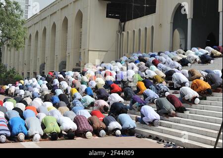 Dhaka, Bangladesh. 19 mars 2021. Des milliers de partisans d'Hifazat-e-Islam se sont rassemblés après les prières de Jumma à la mosquée nationale de Dhaka. Avec leurs chaussures dans les mains, ils se sont accrochés et crièrent: 'modi, tu y retourne', 'modi est un meurtrier', 'modi n'a pas d'entrée au Bangladesh'. (Photo de MD Saisful Amin/Pacific Press) Credit: Pacific Press Media production Corp./Alay Live News Banque D'Images