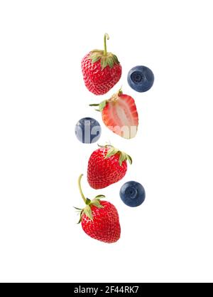 Fraise isolée et myrtille. Ensemble de fraises et de myrtilles isolé sur la découpe blanche. Collage de bleuets entiers et de fraises isolées o Banque D'Images
