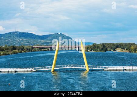 Pont jaune sur le danube à Vienne Banque D'Images