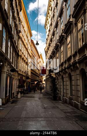 Allée étroite avec magasins et restaurants dans l'intérieur de la ville De Vienne en Autriche Banque D'Images