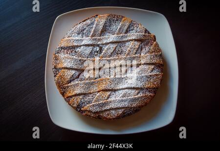 Gros plan de la Pastiera napolitaine, gâteau typiquement italien pour Pâques. Rempli de ricotta et de fruits confits, recouvert de sucre en poudre. Banque D'Images