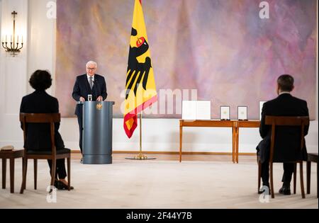 Berlin, Allemagne. Mars 19 2021: Le président fédéral Frank-Walter Steinmeier (2e à partir de la gauche) décerne à Ugur Sahin (r) et à Özlem Türeci (l), fondateurs de Biontech, un développeur de vaccins corona basé à Mayence, la Grande Croix du mérite avec l'étoile de l'ordre du mérite de la République fédérale d'Allemagne au palais Bellevue. Credit: dpa Picture Alliance/Alamy Live News Credit: dpa Picture Alliance/Alamy Live News Credit: dpa Picture Alliance/Alamy Live News Credit: dpa Picture Alliance/Alamy Live News Credit: dpa Picture Alliance/Alamy Live News Banque D'Images