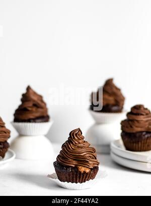 Délicieux muffins à l'orange au chocolat vegan fraîchement préparés avec garniture à l'orange et glaçage au chocolat noir velouté et riche. Parfait dessert sucré. Banque D'Images