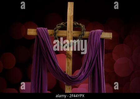 croix en bois avec couronne d'épines et tissu violet, symboles catholiques, temps de prêt Banque D'Images