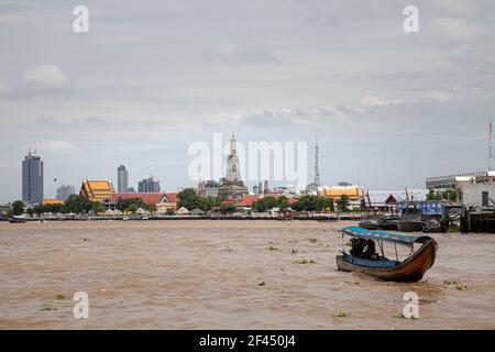 Vue sur la flèche du célèbre Wat Arun depuis un bateau sur le fleuve Chao Phraya à Bangkok, Thaïlande. Banque D'Images