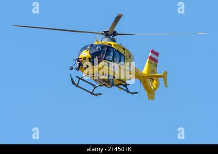 Airbus Helicopters EC 135 T3 exploité par Helikopter Air transport GmbH (Heli Air) OE-XVB, volant dans le ciel bleu Banque D'Images