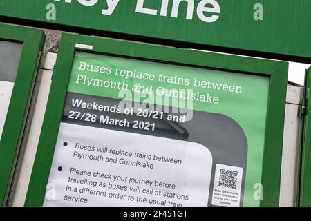 Un panneau d'affichage de la ligne de la branche de la vallée de Tamar GWR avertissant qu'un service de remplacement d'autobus fonctionne le week-end. Après avoir quitté Plymouth, la ligne suit la rivière Banque D'Images