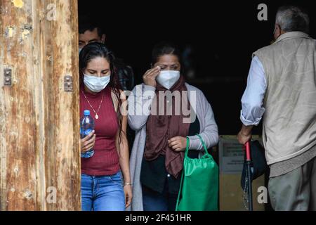 Non exclusif: TOLUCA, MEXIQUE MARS 18: Les personnes attendent dans la file d'attente à un prêtre écouter leurs confessions pendant les confessions en plein air à Santa Veracruz Banque D'Images