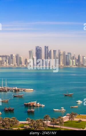 Qatar, Doha, à l'échelle de la baie de Doha aux gratte-ciel de West Bay Banque D'Images