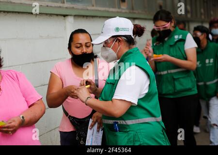 Mexico, Mexique. 18 mars 2021. MEXICO, MEXIQUE - MARS 18 : une personne âgée, pendant l'enregistrement, pour être en mesure de recevoir une dose du vaccin Covid-19, pendant un programme de vaccination à des personnes âgées de plus de 60 ans, pour immuniser contre le COV-2 du SRAS qui cause la maladie de Covid-19. Le 18 mars 2021 à Mexico, Mexique (photo d'Eyepix/Sipa USA) crédit: SIPA US/Alay Live News