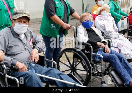 Mexico, Mexique. 18 mars 2021. MEXICO, MEXIQUE - MARS 18 : les Elderlies sont soutenus pour se déplacer en fauteuil roulant, pendant l'enregistrement pour pouvoir recevoir une dose du vaccin Covid-19, pendant un programme de vaccination aux aînés de plus de 60 ans, pour immuniser contre le COV-2 du SRAS qui cause la maladie de Covid-19. Le 18 mars 2021 à Mexico, Mexique (photo d'Eyepix/Sipa USA) crédit: SIPA USA/Alay Live News Banque D'Images