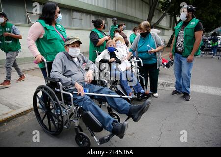 Mexico, Mexique. 18 mars 2021. MEXICO, MEXIQUE - MARS 18 : les Elderlies sont soutenus pour se déplacer en fauteuil roulant, pendant l'enregistrement pour pouvoir recevoir une dose du vaccin Covid-19, pendant un programme de vaccination aux aînés de plus de 60 ans, pour immuniser contre le COV-2 du SRAS qui cause la maladie de Covid-19. Le 18 mars 2021 à Mexico, Mexique (photo d'Eyepix/Sipa USA) crédit: SIPA USA/Alay Live News Banque D'Images