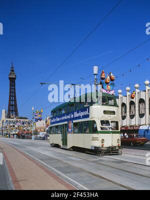 Tramway en montgolfière n° 712 sur la promenade. Blackpool, Lancashire, Angleterre, Royaume-Uni Banque D'Images