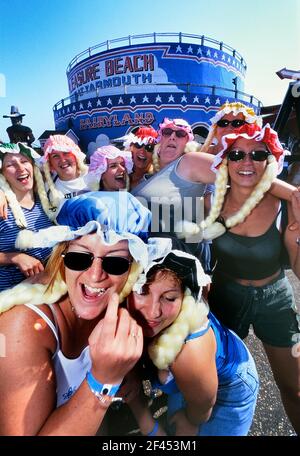 Un groupe de femmes heureuses en costume fantaisie célébrant une fête de Hen, Pleasure Beach, Great Yarmouth, Norfolk, Angleterre, ROYAUME-UNI Banque D'Images