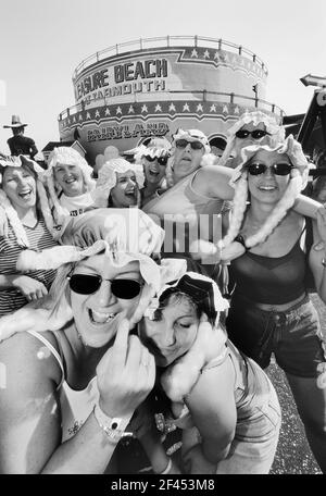 Un groupe de femmes heureuses en costume fantaisie célébrant une fête de Hen, Pleasure Beach, Great Yarmouth, Norfolk, Angleterre, ROYAUME-UNI Banque D'Images