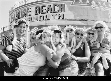 Un groupe de femmes heureuses en costume fantaisie célébrant une fête de Hen, Pleasure Beach, Great Yarmouth, Norfolk, Angleterre, ROYAUME-UNI Banque D'Images