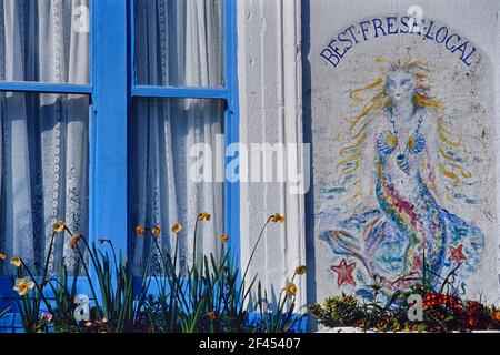 Peinture murale d'une sirène à l'extérieur du café / restaurant de la sirène, vieille ville, Hastings, East Sussex, Angleterre, ROYAUME-UNI Banque D'Images