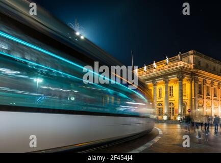 Tramway passant rapidement devant le théâtre de Bordeaux, en Gironde, en Nouvelle-Aquitaine, France Banque D'Images