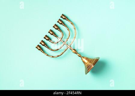Manorah dorée de hanoukkah sur fond bleu. Bannière juive de vacances avec espace de copie. La menorah religieuse antique rituelle de bougie Banque D'Images