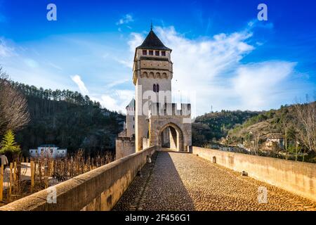Le magnifique pont médiéval de Valentré au-dessus de la rivière Lot à Cahors, Occitanie, France Banque D'Images