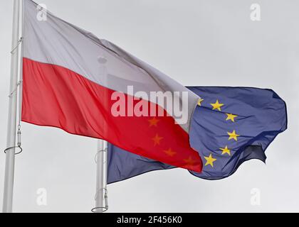 Slubice, Pologne. 19 mars 2021. Le drapeau national rouge-blanc de la Pologne et derrière lui le drapeau de l'Union européenne (UE) agite dans le vent au poste frontière Stadtbrücke entre la ville polonaise de Slubice et Francfort (Oder) dans le Brandebourg. En raison des taux élevés d'infection en Pologne, le ministre de l'intérieur du Brandebourg, Stübgen (CDU), s'attend à ce que le pays voisin soit déclaré zone à forte incidence au plus tard au début de la semaine prochaine. Credit: Patrick Pleul/dpa-Zentralbild/ZB/dpa/Alay Live News Banque D'Images