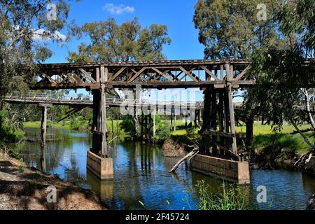 L'Australie, ponts ferroviaires historiques en bois dans la région de Gundagai Banque D'Images