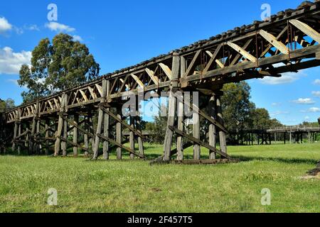 L'Australie, ponts ferroviaires historiques en bois dans la région de Gundagai Banque D'Images