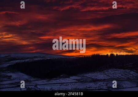 Coucher de soleil spectaculaire et saisissant sur des collines et des montagnes enneigées (Weardale, les Pennines du Nord, comté de Durham, Royaume-Uni) Banque D'Images