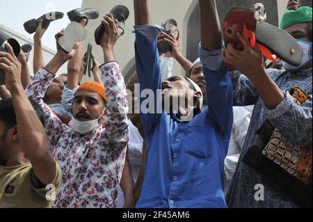 Des milliers de partisans d'Hifazat-e-Islam se sont rassemblés après les prières de Jumma à la mosquée nationale de Dhaka, au Bangladesh, le 19 mars 2021. Avec leurs chaussures dans les mains, ils se sont accrochés et crièrent: 'modi, tu y retourne', 'modi est un meurtrier', 'modi n'a pas d'entrée au Bangladesh'. (Photo de MD Saisful Amin/Pacific Press/Sipa USA) Banque D'Images