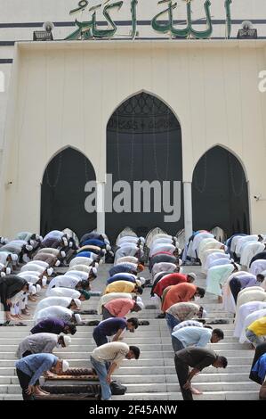 Des milliers de partisans d'Hifazat-e-Islam se sont rassemblés après les prières de Jumma à la mosquée nationale de Dhaka, au Bangladesh, le 19 mars 2021. Avec leurs chaussures dans les mains, ils se sont accrochés et crièrent: 'modi, tu y retourne', 'modi est un meurtrier', 'modi n'a pas d'entrée au Bangladesh'. (Photo de MD Saisful Amin/Pacific Press/Sipa USA) Banque D'Images