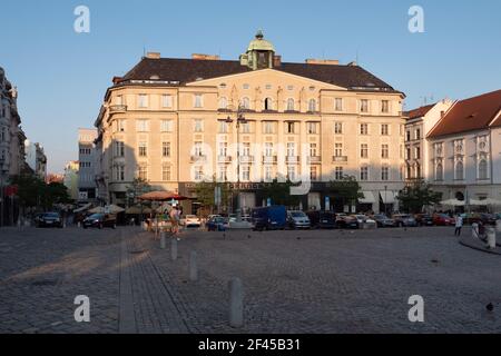 Brno, Moravie, République Tchèque - septembre 12 2020: Hotel Grandezza façade extérieure sur le marché des choux de Zelny TRH. Banque D'Images