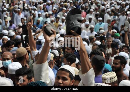 Des milliers de partisans d'Hifazat-e-Islam se sont rassemblés après les prières de Jumma à la mosquée nationale de Dhaka, au Bangladesh, le 19 mars 2021. Avec leurs chaussures dans les mains, ils se sont accrochés et crièrent: 'modi, tu y retourne', 'modi est un meurtrier', 'modi n'a pas d'entrée au Bangladesh'. (Photo de MD Saisful Amin/Pacific Press/Sipa USA) Banque D'Images