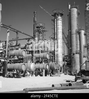 1960s, vue historique et extérieure du complexe industriel d'engrais géant de SAFCO, la première pétrochimie en Arabie Saoudite, créé en 1965 à Dammam. Banque D'Images