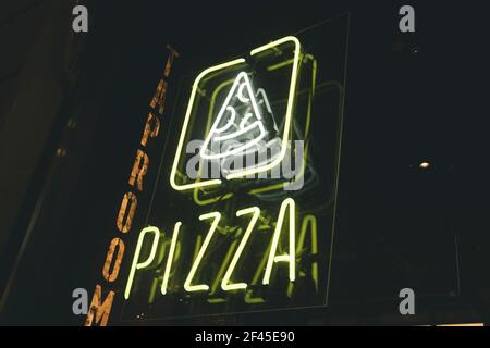 neon signe pizza fast food ville restaurant café couleur jaune Banque D'Images