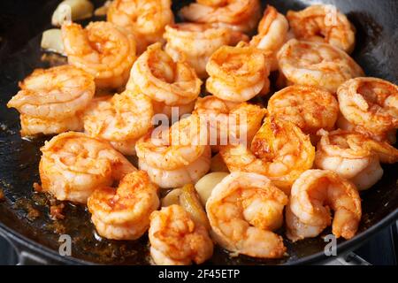 Farines de kéto frites pour régime cétogène, préparation de la sauce pour les pâtes, ragoût de crevettes de fruits de mer dans la poêle Banque D'Images