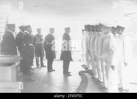 Kaiser Wilhelm II et accompagnement devant la façade marins assis Banque D'Images