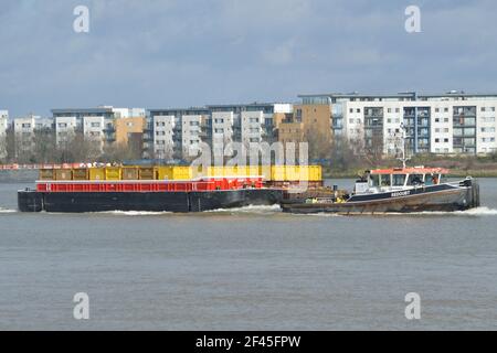 Cory Riverside Energy TUG REDOUTE EN direction de la Tamise La toute nouvelle barge de remorquage de Londres appelée TYNE Banque D'Images