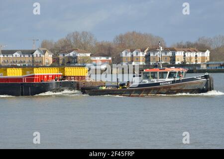 Cory Riverside Energy TUG REDOUTE EN direction de la Tamise La toute nouvelle barge de remorquage de Londres appelée TYNE Banque D'Images