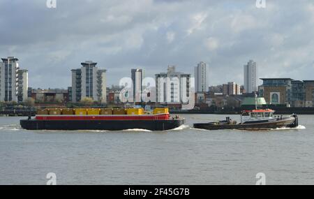 Cory Riverside Energy TUG REDOUTE EN direction de la Tamise La toute nouvelle barge de remorquage de Londres appelée TYNE Banque D'Images