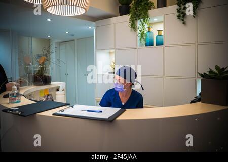 Dentiste à la réception de sa clinique dentaire Banque D'Images